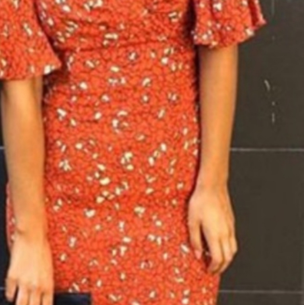 Off the shoulder with attached short sleeves. - Picture 4 of 9